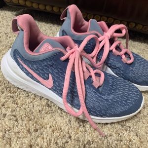 Girls Nike Rival tennis shoes